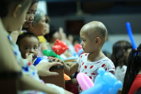 Bé 7 tuổi qua đời vì ung thư: "Con tặng lại ánh sáng cho bạn khác nhé!"