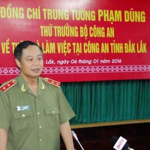 Generalleutnant Phạm Dũng gibt sich als vietnamesischer Vizepremier aus und trifft sich mit Tauchas Bürgermeister, um einen Tempelbau zu besprechen