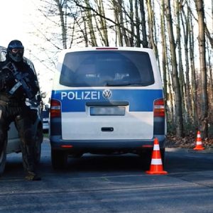 Cảnh sát liên bang Đức phát hiện 26 người Việt được giấu trong xe bus