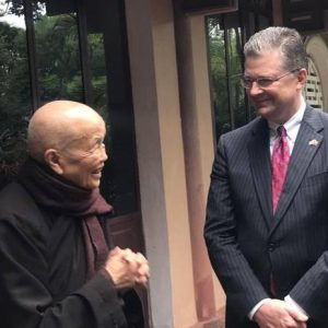 Đại sứ Mỹ Daniel Kritenbrink đến thăm Thiền sư Thích Nhất Hạnh tại chùa Từ Hiếu thành phố Huế