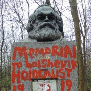Bia mộ Karl Marx ở London sau khi bị tấn công bằng búa, giờ lại bị xịt sơn đỏ
