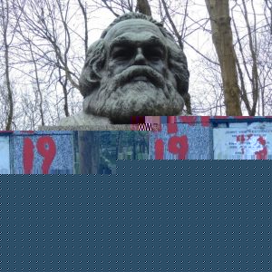 Bia mộ Karl Marx ở London sau khi bị tấn công bằng búa, giờ lại bị xịt sơn đỏ