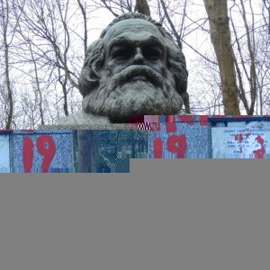 Bia mộ Karl Marx ở London sau khi bị tấn công bằng búa, giờ lại bị xịt sơn đỏ