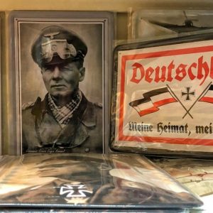 Một cửa hàng Việt Nam tại Berlin bán những đồ vật tuyên truyền về phát xít Đức Hitler