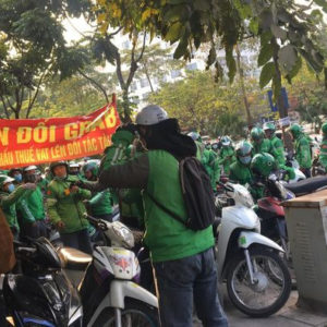 GrabBike drivers protest against the VAT increase, government representative answers unclearly
