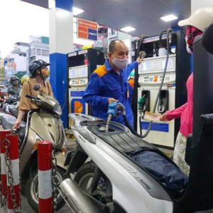 Vietnam in serious gasoline shortage, government threatens to punish anyone who hoards goods