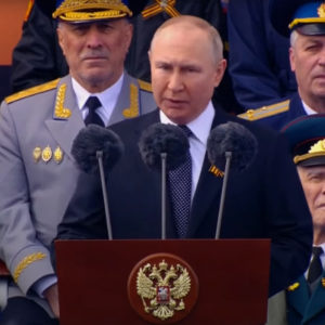 Trang tin về cuộc diễu hành Ngày Chiến thắng của Putin bị tấn công với thông điệp Ukraine sỉ nhục bạo chúa Nga