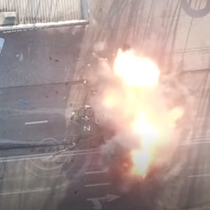 Khoảnh khắc ấn tượng: Tháp pháo của xe tăng Nga bị hất tung  lên không trung sau cuộc tấn công tên lửa của Ukraine