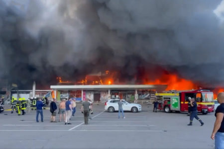 Hàng chục người thương vong khi tên lửa của Nga tấn công trung tâm mua sắm với 1.000 người gây ra ngọn lửa khổng lồ