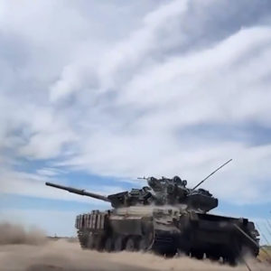 Phóng viên của Sun tham gia hoạt động bắn-rút lui của đội xe tăng Ukraine khi họ chiến đấu trong tuyệt vọng để đánh đuổi những kẻ xâm lược của Putin