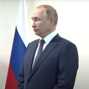 Nga đe dọa kiện báo Thụy Sĩ vì đăng hình Putin với chiếc mũi hề