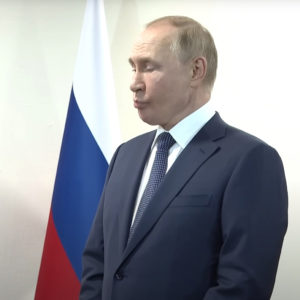 Khuôn mặt của Putin ốm yếu và đôi chân của ông ấy lắc lư khi ông ấy bị buộc phải chờ đợi 48 giây cho nhà lãnh đạo Thổ Nhĩ Kỳ