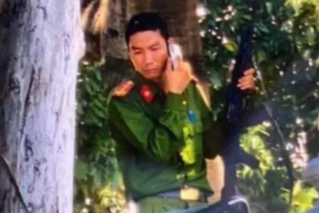 Vietnam: Suspect robbing gold shop with a gun wearing a police uniform and carrying AK gun
