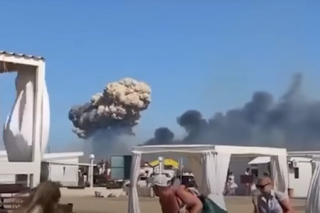 Đám mây hình nấm bùng phát tại căn cứ của Nga sau ‘cuộc tấn công tên lửa đầu tiên của Ukraine’ vào Crimea khiến du khách bỏ chạy khỏi bãi biển