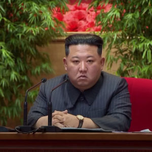 Thuộc hạ của Kim Jong-un khóc khi bạo chúa tiết lộ rằng ông ta bị ốm nặng trong đợt bùng phát Covid