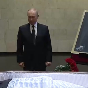 Putin bước đi lúng túng khi đặt hoa trên quan tài của Mikhail Gorbachev sau khi từ chối dự lễ tang của nhà lãnh đạo Liên Xô cũ