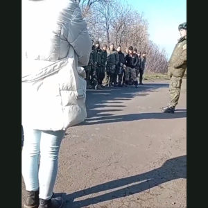 Khoảnh khắc các bà vợ của quân đội Nga đối đầu với các tướng lĩnh sau vụ ‘thảm sát’ khi ‘guru’ của Putin kêu gọi ám sát ông ta