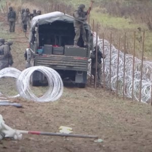 Ba Lan lắp đặt hàng rào dây thép gai dọc biên giới Nga sau vụ tấn công bằng tên lửa gây ra tình trạng khẩn cấp của NATO