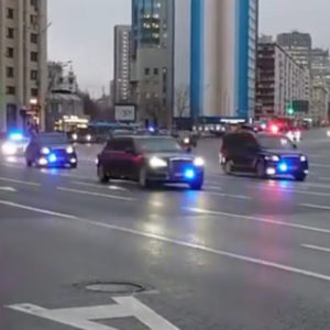 Xem đoàn xe hộ tống khổng lồ của Putin bao gồm cả những chiếc Rolls-Royce giả của ông ta gầm rú qua Moscow buộc thành phố phải đứng yên