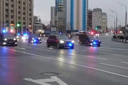 Xem đoàn xe hộ tống khổng lồ của Putin bao gồm cả những chiếc Rolls-Royce giả của ông ta gầm rú qua Moscow buộc thành phố phải đứng yên