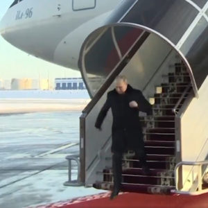 Putin trông run rẩy và không ổn định khi xuống máy bay sau khi thực hiện chuyến bay phức tạp để đảm bảo rằng ông không bị bắn hạ