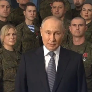 “Kẻ hoang tưởng” Putin bị buộc tội vây quanh mình với ‘diễn viên’ trong bài phát biểu năm mới với những gương mặt giống nhau từng thấy tại một loạt sự kiện