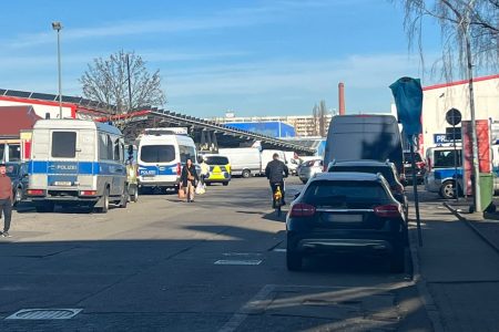 Đột kích chợ châu Á Berlin: Cảnh sát khám xét Đồng Xuân Center vì hàng giả