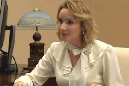 “Kẻ bắt cóc trẻ em” của Putin khoe khoang về việc bắt cậu bé Ukraine làm bạo chúa bị buộc tội bắt cóc trẻ em