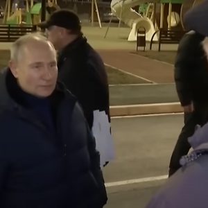 Bạo chúa Nga thăm Mariupol khi Ukraine chỉ trích; “tội phạm luôn quay lại hiện trường vụ án”