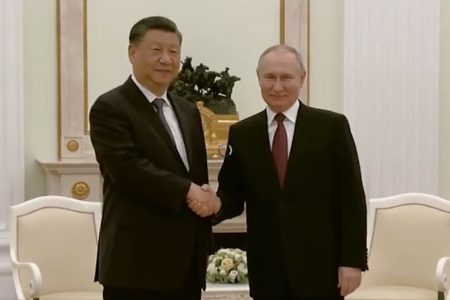 Putin chân run run khi Tập trình bày thỏa thuận hòa bình Ukraine trong trục lịch sử của cuộc gặp gỡ xấu xa giữa những kẻ chuyên quyền