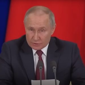 Vladimir Putin đưa ra phản ứng lạnh lùng đối với kế hoạch gửi đạn dược tới Ukraine của Anh với cảnh báo “xung đột hạt nhân”