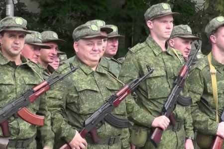 Nga thiếu huấn luyện viên quân sự