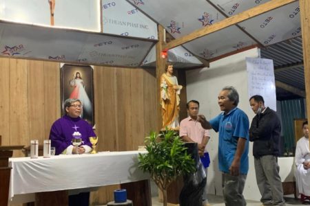 Kon Tum: Communal vice chairman requests priest to go for interrogation while conducting Mass service