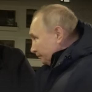 Chuyên gia nhận dạng khuôn mặt được SAS đào tạo cho biết có những dấu hiệu cho thấy Putin hoang tưởng đang sử dụng người đóng thế