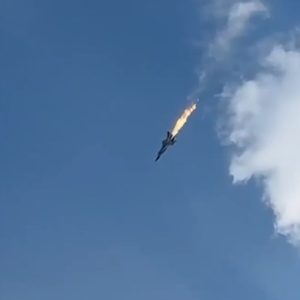 Máy bay chiến đấu Nga bốc cháy trước khi đâm xuống hồ trong sự sỉ nhục mới nhất đối với Putin