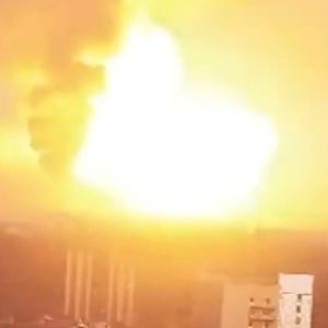 Khoảnh khắc kinh hoàng quả cầu lửa & đám mây hình nấm bùng phát trên bầu trời Ukraine khi Nga tấn công – nhưng Putin mất hai chỉ huy hàng đầu