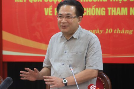 What business does anti-corruption official Nguyen Van Yen do so he can buy expensive Patek Philippe watch?