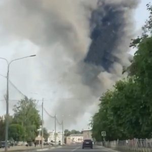 Địa ngục khổng lồ phun trào tại nhà máy quân sự của Nga khi một khu vực khác bị tấn công sau ‘cuộc xâm lược’ ở Belgorod
