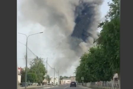 Địa ngục khổng lồ phun trào tại nhà máy quân sự của Nga khi một khu vực khác bị tấn công sau ‘cuộc xâm lược’ ở Belgorod