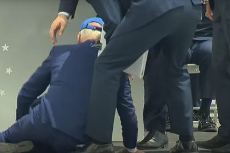 Tổng thống Mỹ Biden bị ngã khi rời sân khấu