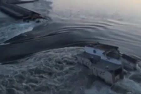 Nỗi kinh hoàng về thảm họa đập của Ukraine được tiết lộ khi các nạn nhân né tránh những quả mìn trôi nổi và lũ lụt tận thế cuốn trôi các thị trấn