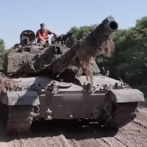 Ukraine khoe xe tăng Challenger 2 hùng mạnh của Anh đang tiến ra tiền tuyến để đối mặt với Putin