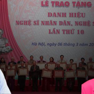Được Đảng tặng danh hiệu, diễn viên Ốc Thanh Vân tháo chạy khỏi xứ “thiên đường”!