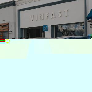 Nợ phình, cổ phiếu lao dốc, kiện bủa vây, đất Mỹ sẽ chôn vùi VinFast?
