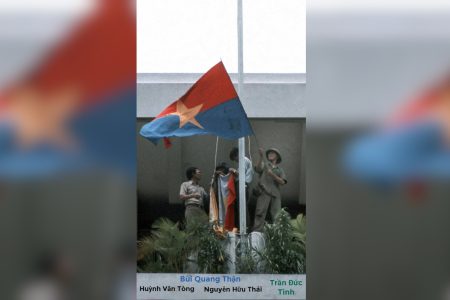 Bức ảnh lịch sử: Ai đã dẫn Bùi Quang Thận lên cắm cờ trên nóc Dinh Độc Lập ngày 30-4-1975?