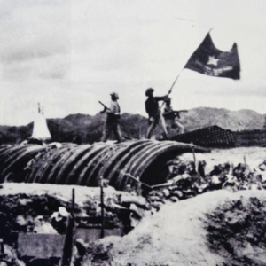 Cảnh phất cờ trên nóc hầm Tướng de Castries ở Điện Biên Phủ là cảnh giả