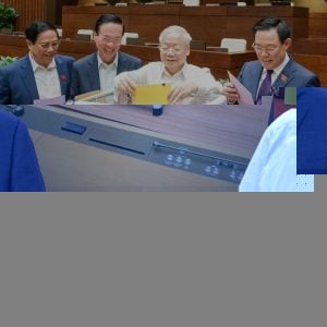 Chính – Tô, chiến rồi bắt tay, bắt tay rồi lại chiến? Ai sẽ đến đích?