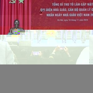 Vì sao Tổng Bí thư Tô Lâm trước khi đăng đàn, phải sờ lên gáy của mình?