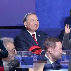 ニューヨーク行き：アン・ルンが米国で「祈願」？ それとも原産地「ロンダリング」を“漂白”する芝居？