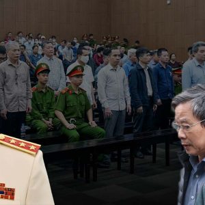 돈과 권력의 매트릭스: 400억 동 재판 뒤에 숨겨진 엄청난 이면은 무엇인가?